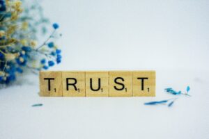 Read more about the article Luottamuksen rakentaminen tiimissä